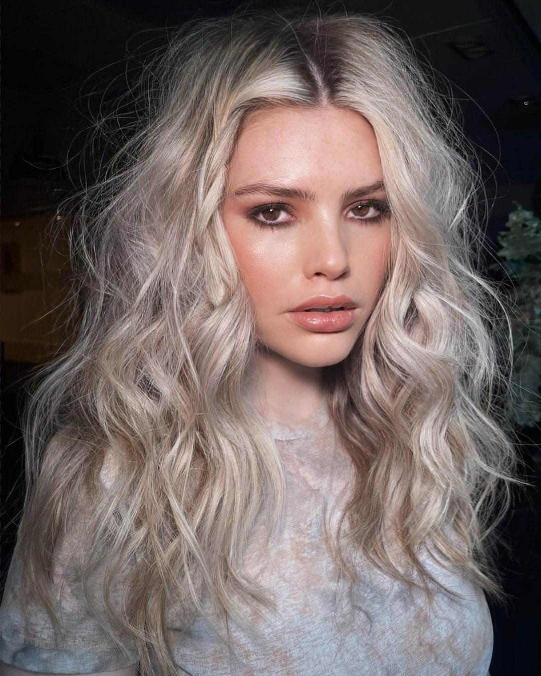 Long Messy Ash Blonde Hairstyle with Shadow Roots